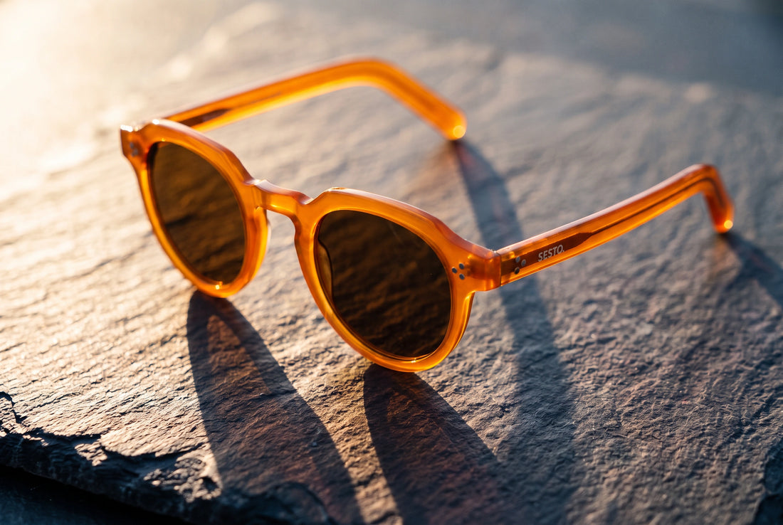 SESTO. CIRO Sonnenbrille aus bernsteinfarbenem Acetat auf Stein im warmen Abendlicht