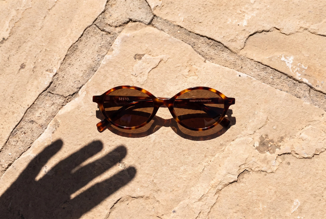 SESTO. NEMO Sonnenbrille im schmalen Havanna-Oval auf sonnenwarmem Stein