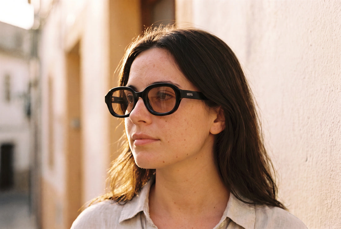 Junge Frau mit SESTO. RIVO Sonnenbrille im Profil an einer hellen Hauswand