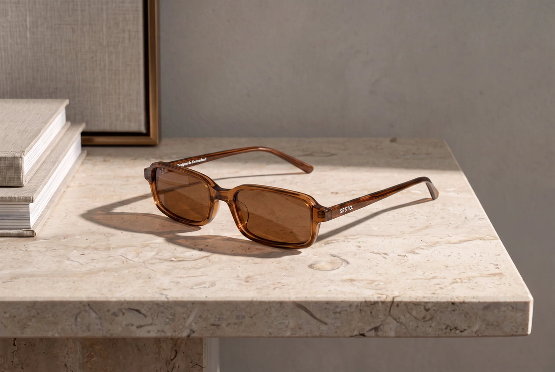SESTO. CAPO Sonnenbrille aus transluzentem Caramel-Acetat auf hellem Kalkstein
