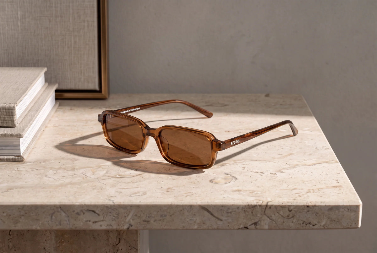 SESTO. CAPO Sonnenbrille aus transluzentem Caramel-Acetat auf hellem Kalkstein