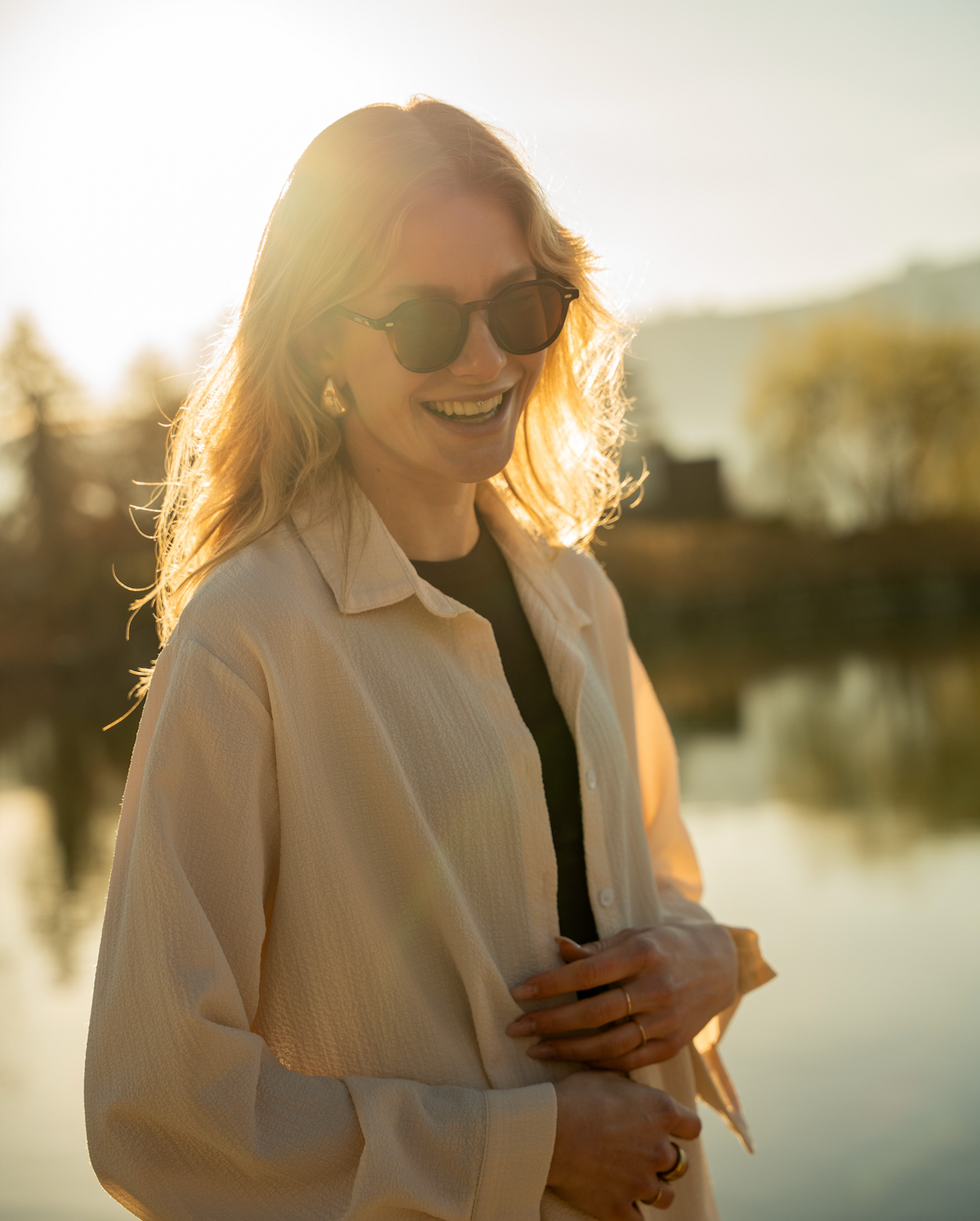 Porträt einer Frau mit SESTO. Sonnenbrille — Nahaufnahme