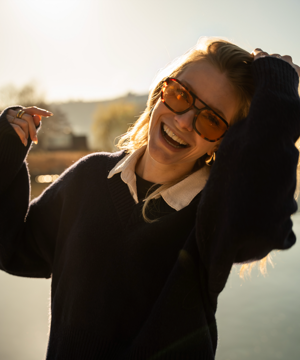 SESTO. AURA Sonnenbrille — Lifestyle Shot | Swiss Designed Eyewear