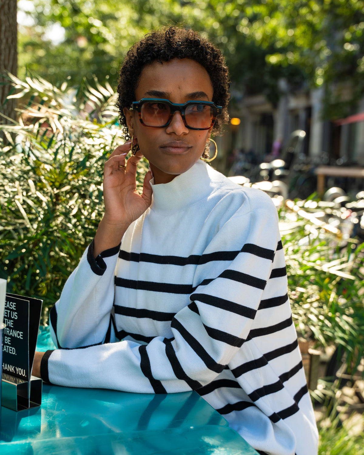 Frau im gestreiften Pullover mit SESTO. Sonnenbrille auf einer Strasse in Zürich