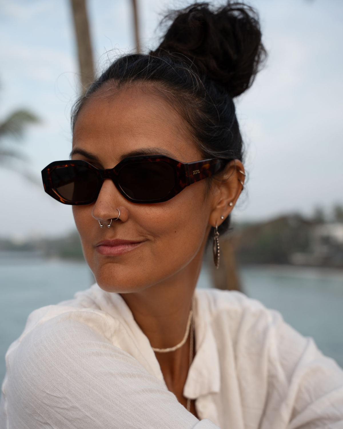 Nahaufnahme einer Frau mit ovaler SESTO. Sonnenbrille