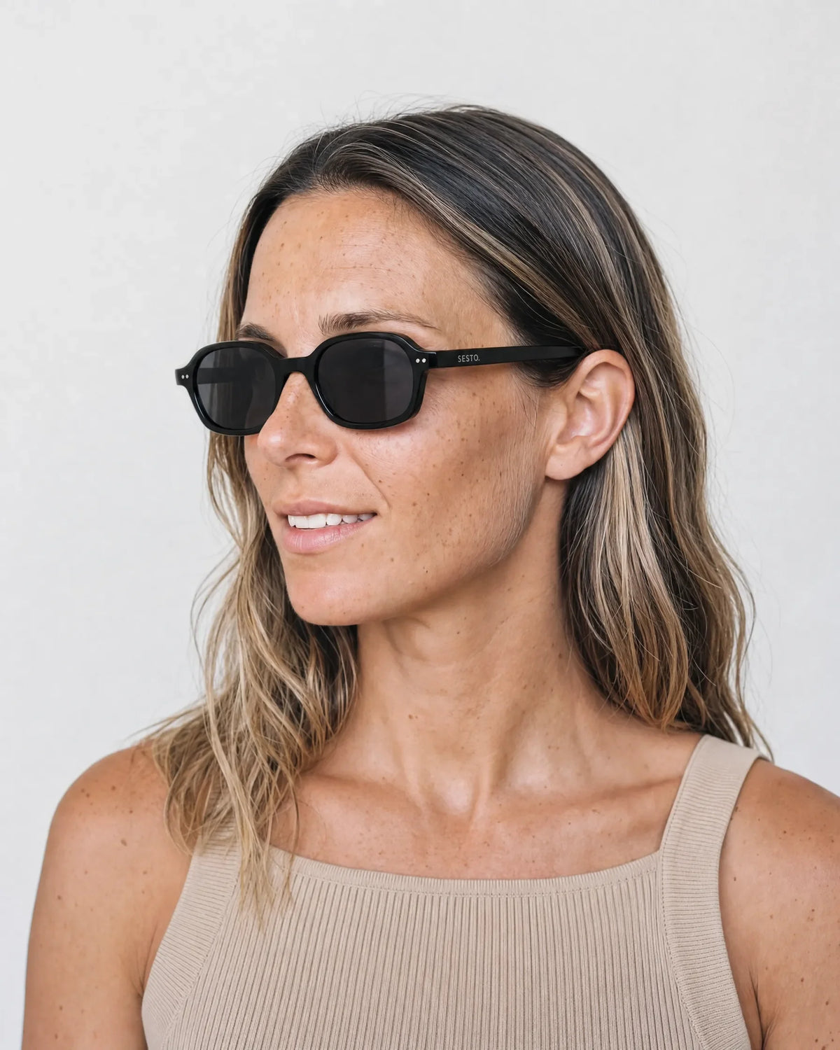 SESTO. LOCO Sonnenbrille – getragen von Frau