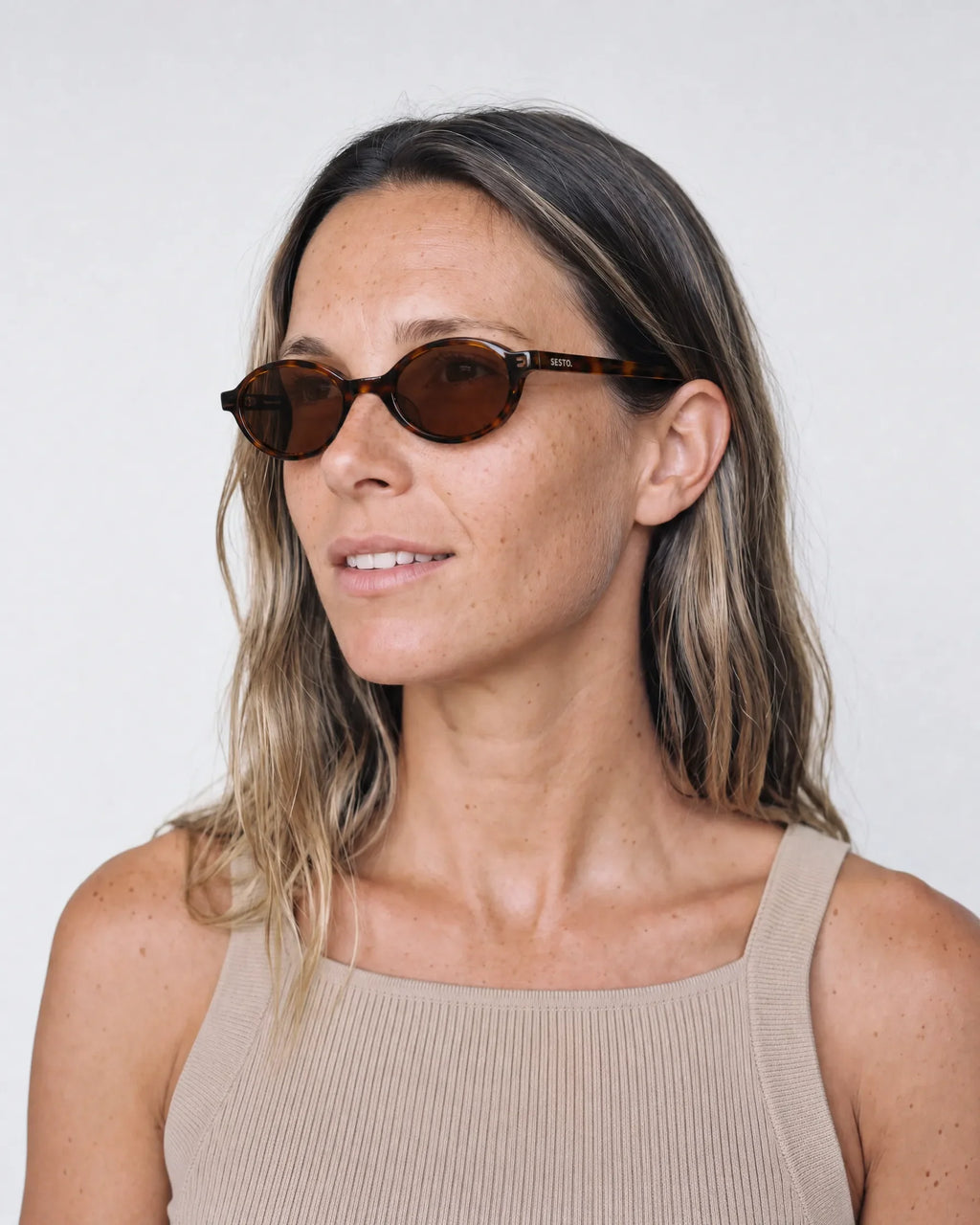 SESTO. NEMO Sonnenbrille – getragen von Frau