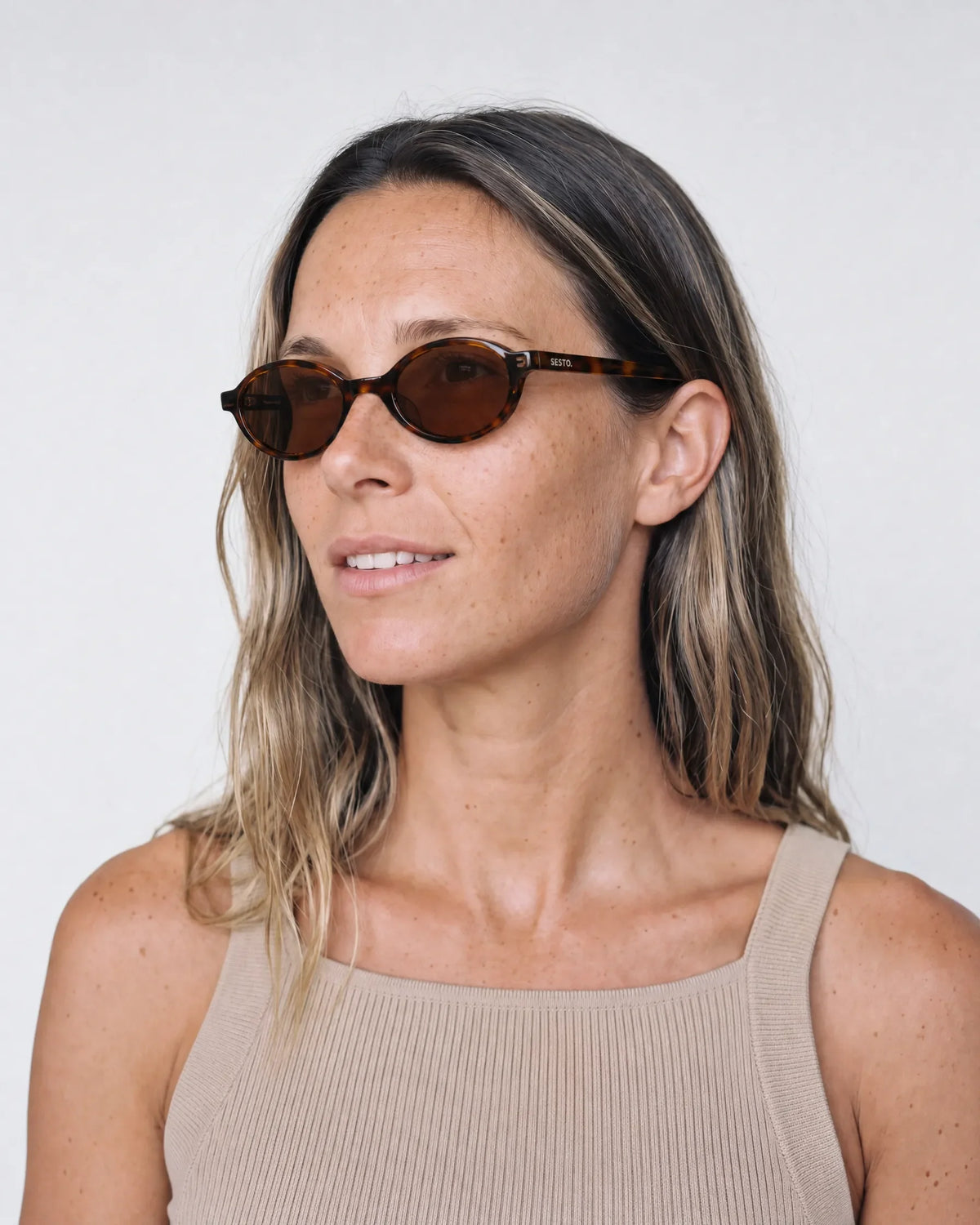 SESTO. NEMO Sonnenbrille – getragen von Frau