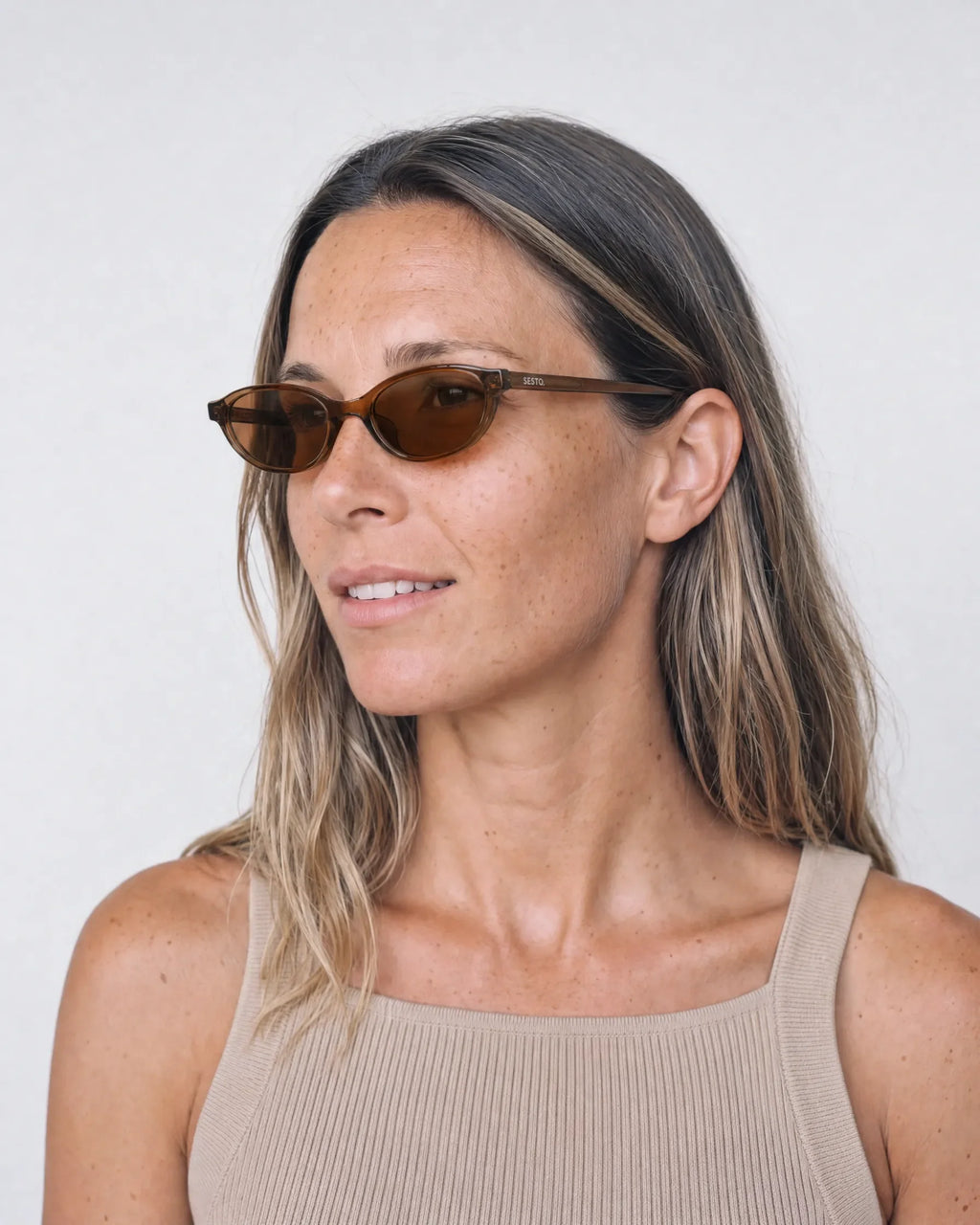 SESTO. FARA Sonnenbrille – getragen von Frau