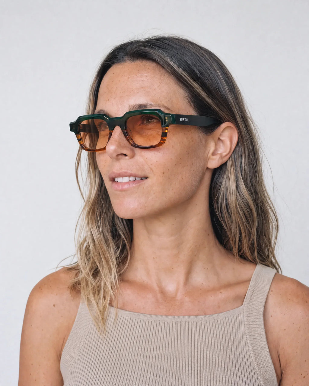 SESTO. ZENO Sonnenbrille – getragen von Frau