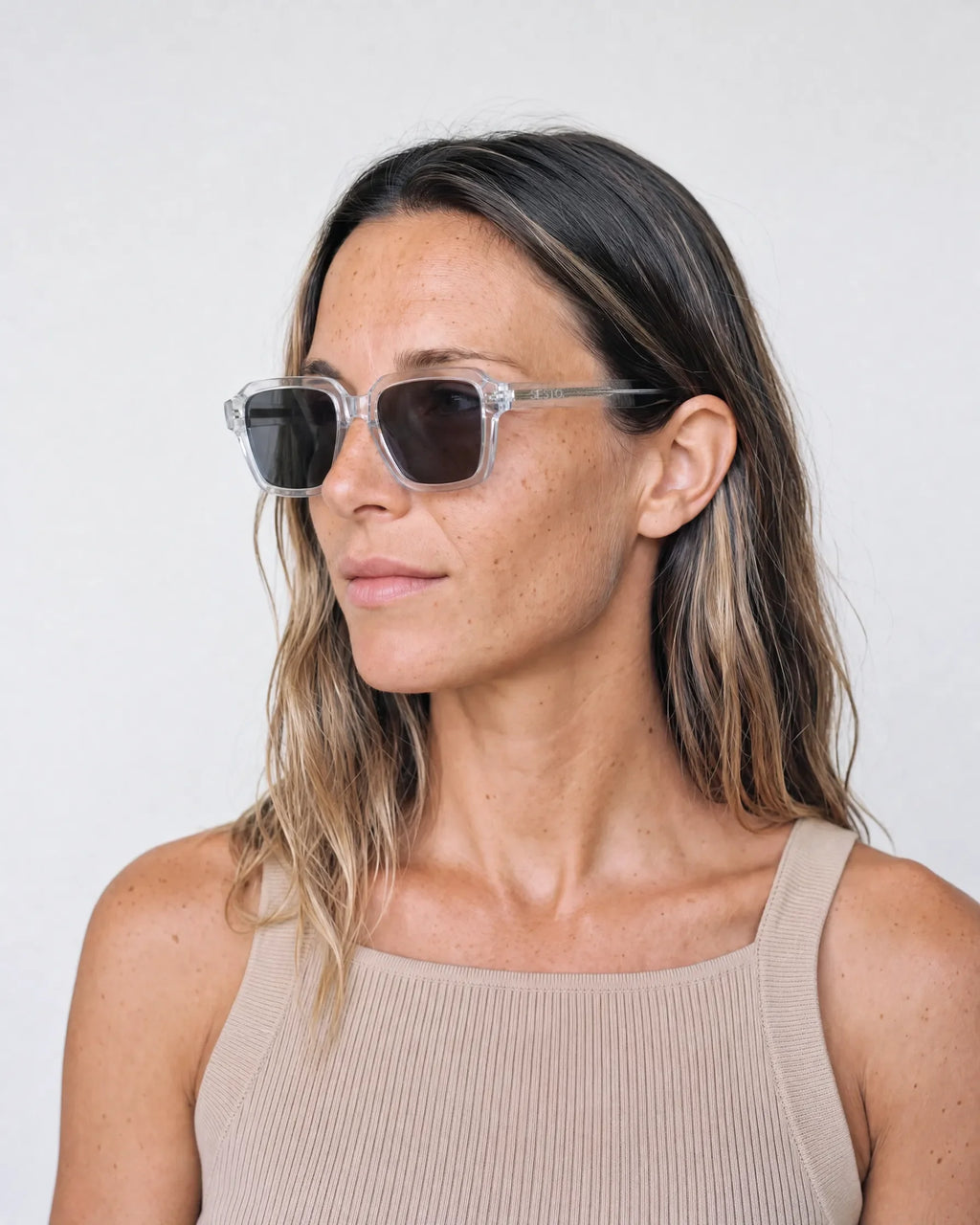 SESTO. SORA Sonnenbrille – getragen von Frau
