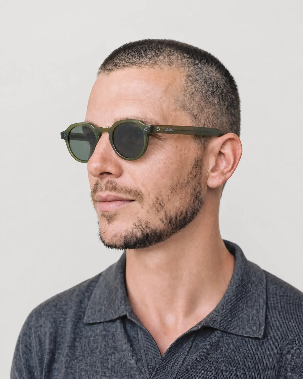 SESTO. CIRO Sonnenbrille – getragen von Mann