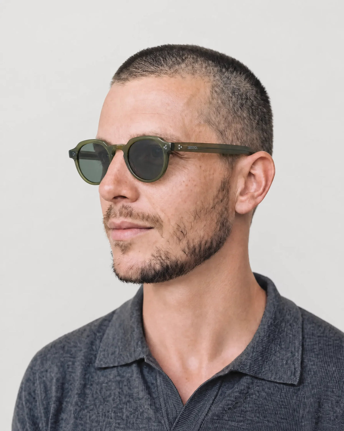 SESTO. CIRO Sonnenbrille – getragen von Mann