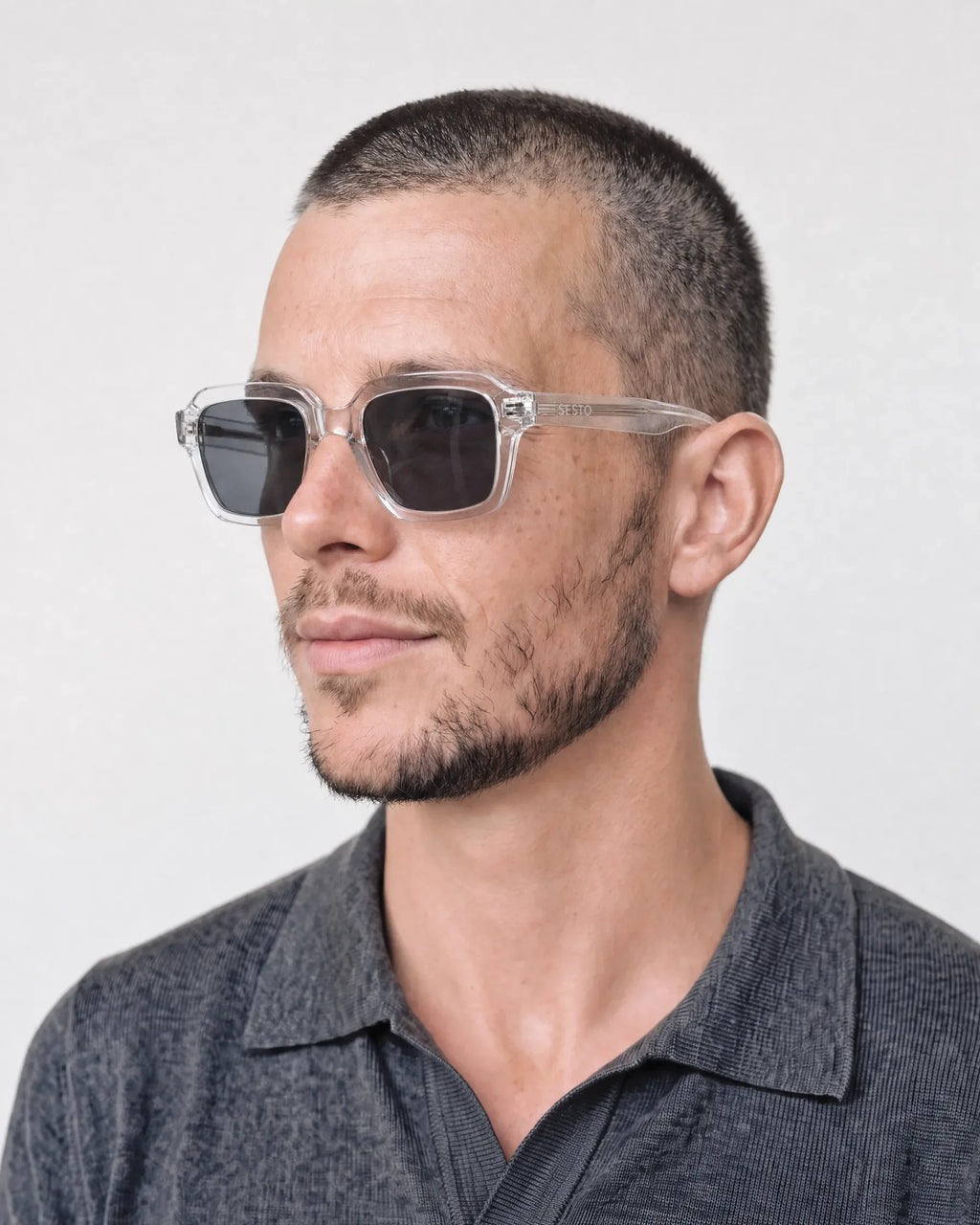 SESTO. SORA Sonnenbrille – getragen von Mann