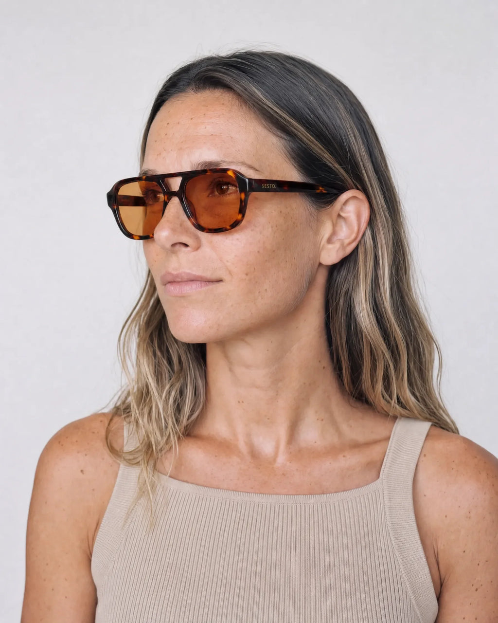 SESTO. AURA Sonnenbrille – getragen von Frau