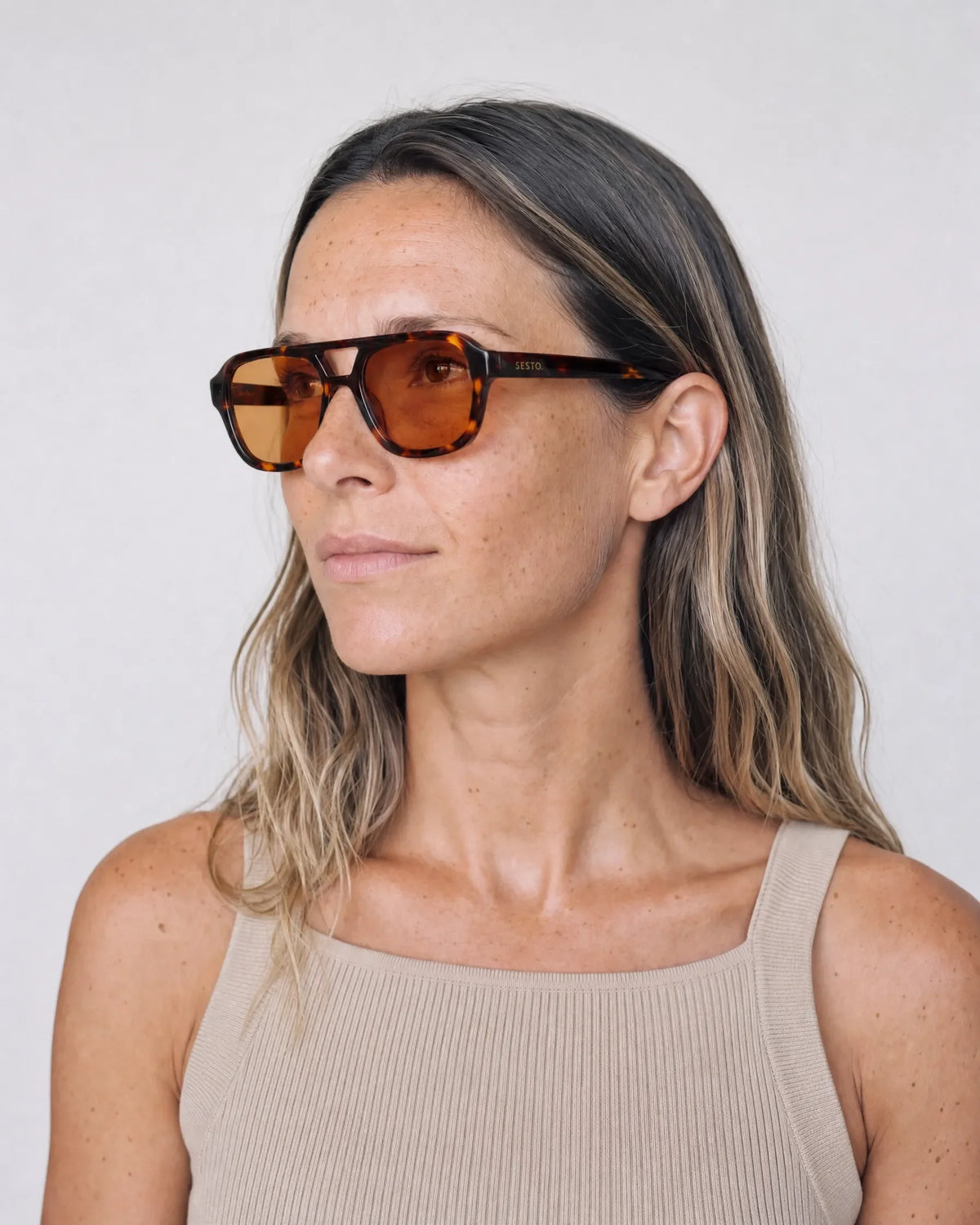 SESTO. AURA Sonnenbrille – getragen von Frau