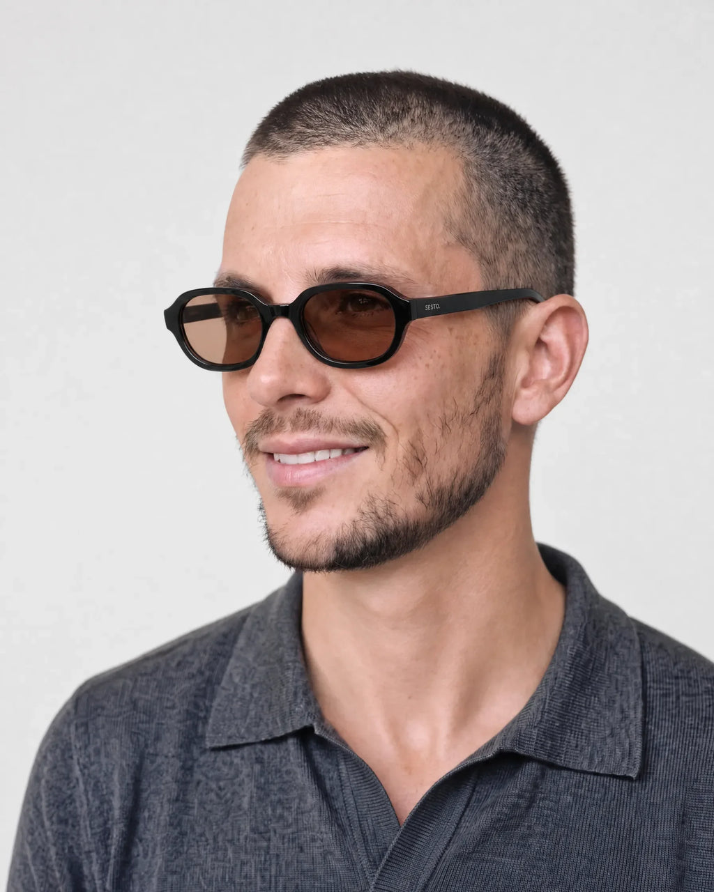 SESTO. RIVO Sonnenbrille – getragen von Mann