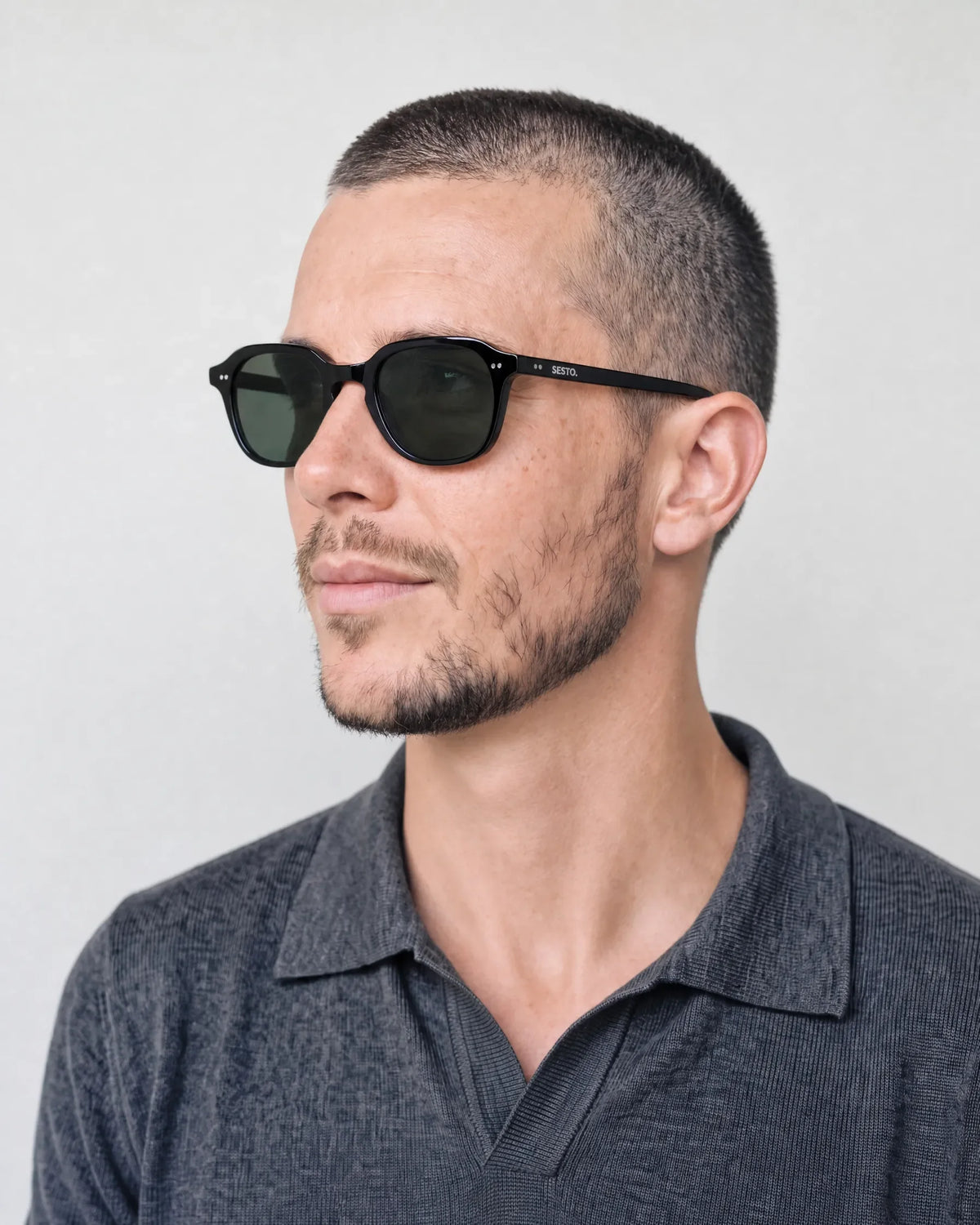 SESTO. ELIO Sonnenbrille – getragen von Mann
