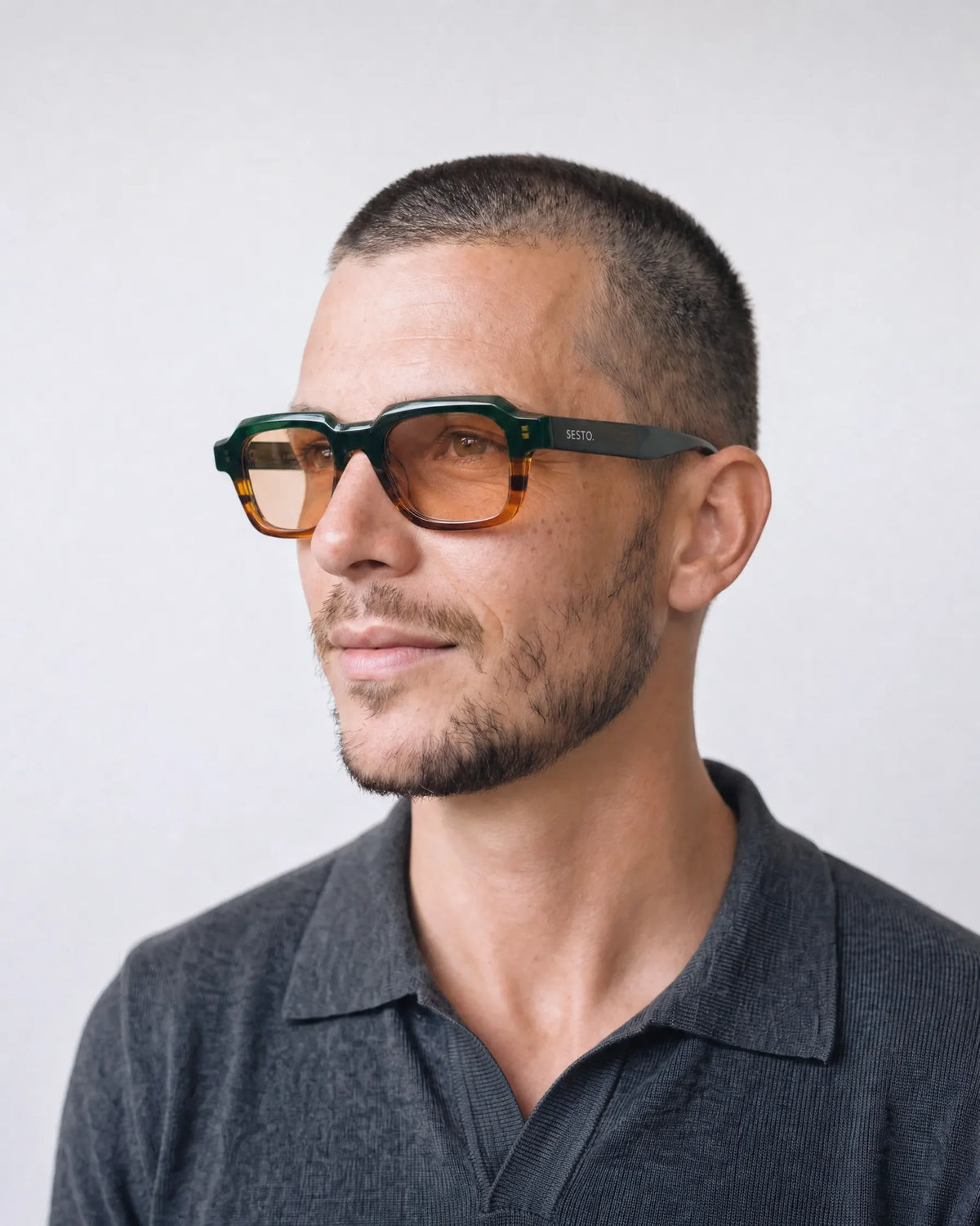 SESTO. ZENO Sonnenbrille – getragen von Mann