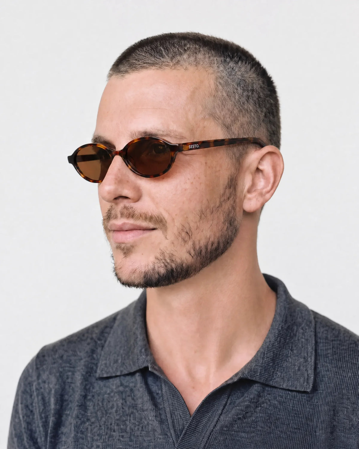 SESTO. NEMO Sonnenbrille – getragen von Mann