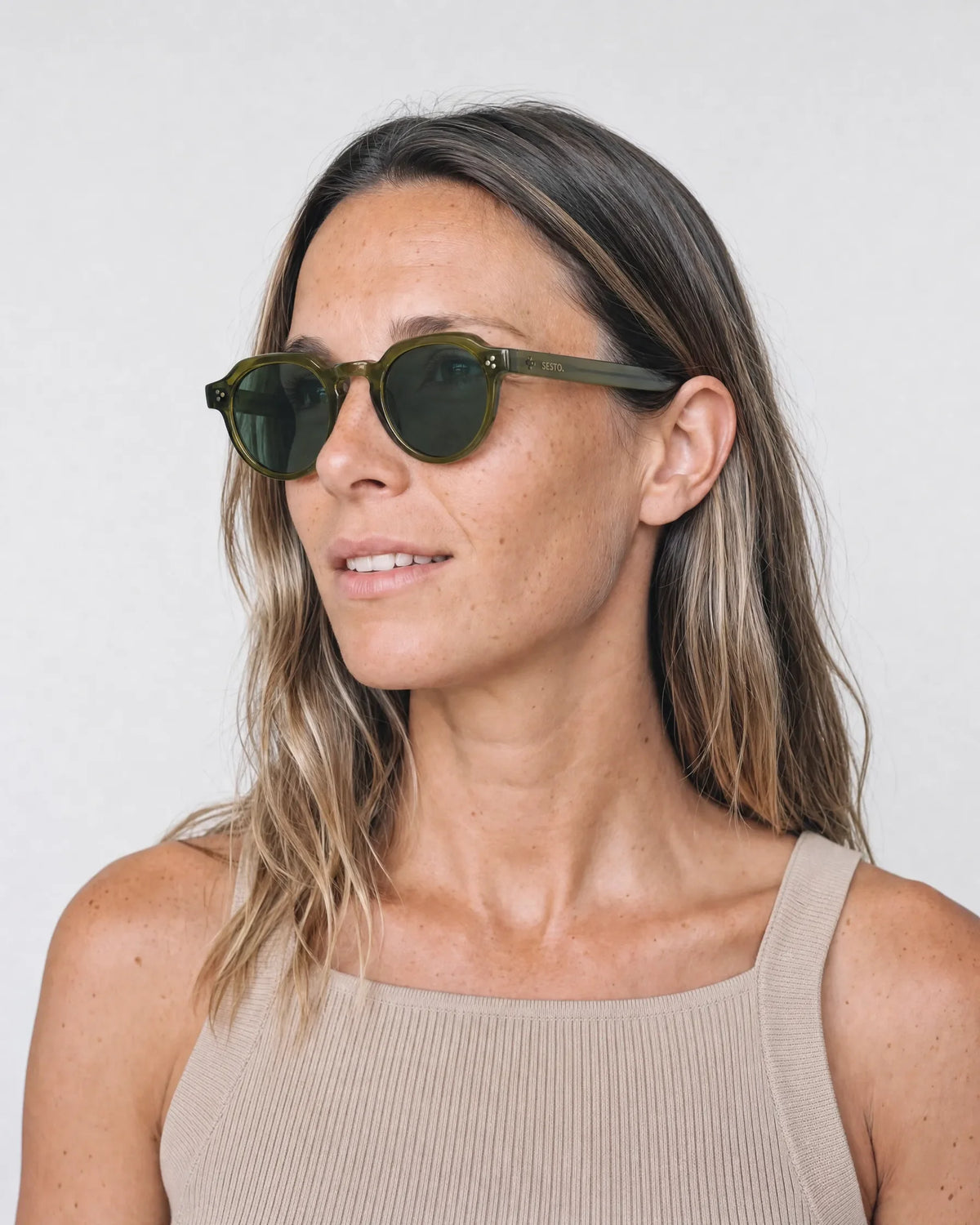 SESTO. CIRO Sonnenbrille – getragen von Frau