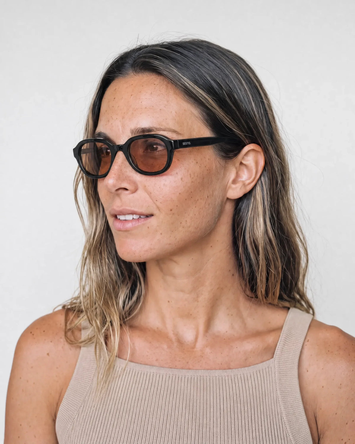SESTO. RIVO Sonnenbrille – getragen von Frau