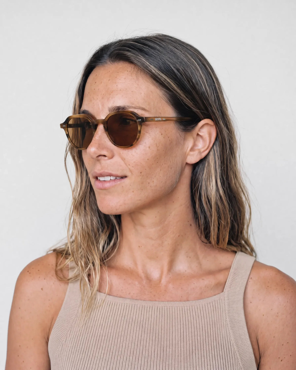 SESTO. ALTO Sonnenbrille – getragen von Frau