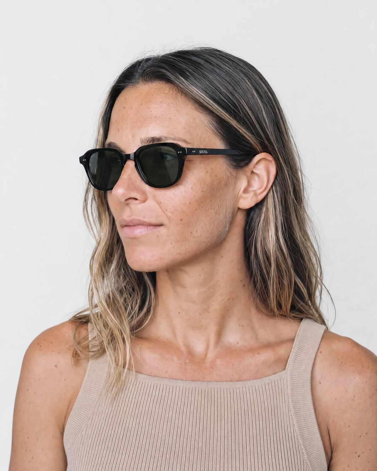 SESTO. ELIO Sonnenbrille – getragen von Frau